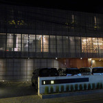 One Eleven - ホテルの外観で、2階は白という名の寿司屋