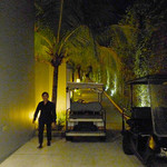 One Eleven - フロントからはバギーで荷物を運んでもらいます