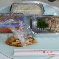 四川料理 龍の子 - 棒々鶏絲(1200円)・容器代(100円) ソースは何とタッパー