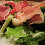 bistro D - 生ハムのサラダ
      いつもながら生ハムたっぷり～♪