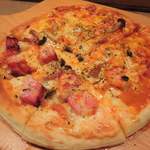 bistro D - ピザのハーフ＆ハーフ
      明太子とベーコンのピザと海老ときのこのアメリケーネソースのピザが
      半分ずつになってます。今回特別に作ってくれたそうで、お気遣いに感謝！！