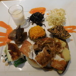 野菜料理の盛り合わせ；真鯛のポアレ