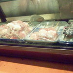 くし焼友遊 - カウンター前のネタケース。串焼きが並んでます。