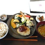 百薬キッチン - 豆腐ハンバーグ。付け合わせの野菜もおいしい。