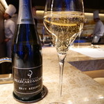 Jean-Georges Tokyo - シャンパン、奥では慌ただしく調理が行われています