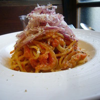 Osteria OLMO - 自家製パンチェッタとアマトリチャーナスパゲティ　赤玉葱サラダ添え