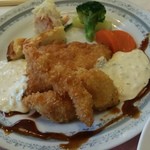 洋食屋　スヤマ - ミックスフライタルタルソース添えです。