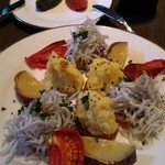 コリス - 突き出しとパンにつけるディップです♪
      二種類アンチョビ・トマトかな…