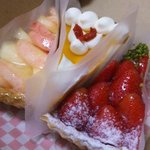 キル フェ ボン 銀座 - 桃のタルト、杏仁クリームとマンゴーのタルト、イチゴのタルト