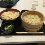 丸亀製麺 - 釜揚げうどんは、嫁がいつもオーダーしていますf^_^
            