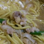 鍋焼きラーメン千秋 - 鍋焼きラーメンには鶏肉も入っています
