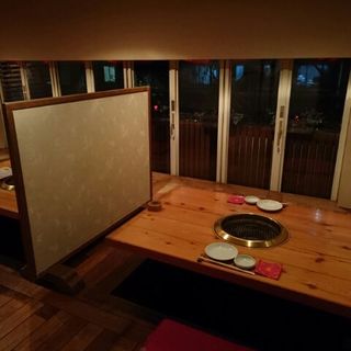小上がりの掘り炬燵座敷席
                                  2名様〜
                                  土日はお子様連れもご利用頂けます