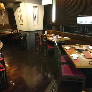 古き良き韓国を思わせるオープンフロアのテーブル席
                                  2名様〜4名様