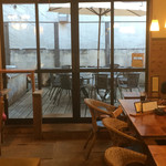 高円寺麦酒工房 - 【2016年1月1日】店内から外のテラス席を臨む。