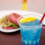 ガンダム カフェ - 爽やかな青色のドリンク、「目覚める翼」。