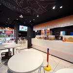 ガンダム カフェ - 店内は小さなテーブル席とカウンター。