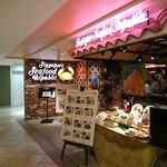 Shingaporu Shifudo Ripaburikku - 大丸梅田店14Fにあるお店の外観