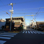 カヤバ珈琲 - 交差点の角にあるレトロな喫茶店です。