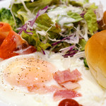 珈琲貴族エジンバラ - 目玉焼きも良い感じ。サラダの彩りもステキ♪