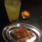 パパスバル - シークワーサーサワー、ソーセージと大根のスパイス和え（お通し）