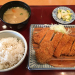 かつ源 - お楽しみランチでロースかつとヒレかつ一枚（麦ごはん＆とん汁）