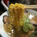 Ramen Yasan Kuruma - 麺リフトオフ。中太縮れ麺が食べやすい。
