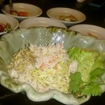 ふじ蔵 - ラーメンサラダ取り分け中。写真撮るまで待て！