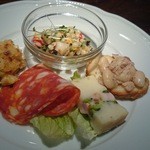 タヴェルネッタ・ダ・キタヤマ - 旨味溢れる地鶏とカリフラワーのグラタン、大麦にムール貝つぶ貝を合わせた爽やかマリネなど充実の前菜5種