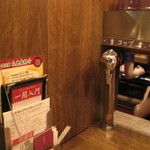 一蘭 - 隙間から店員の姿が見える