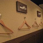 一蘭 博多店（サンプラザ地下街内） - 洋服掛けの上にティッシュがある