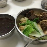 劉易記牛肉刀削麵  - 牛肉刀削拌麺(小)牛骨スープ付(90NT$≒360円)