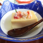 札幌かに本家 - 本タラバかに豆腐：豆腐の上に タラバ蟹 がトッピングされています。お出汁が美味しいので 一緒に頂きましょう。