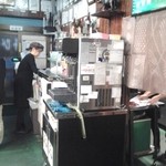 一升びん - 左壁に、順番待ち名前書き。３０分待ち、携帯番号書くと車で待てる。