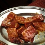 一升びん - 上ハラミ　それなりに柔らかくお美味い２人前３切れ網の上