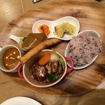 Grill&Shrimp restaurant Mart - Martプレートにはいくつもの料理が競演、1380円。