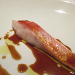 アビス - 静岡の金目鯛のポワレ　鶏肉のソース