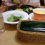 フライングガーデン - 店員さんが目の前でハンバーグを真っ二つに切ります！