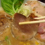 暁 製麺 - 肩ロース肉のレアチャーシューアップ