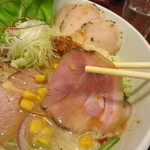 暁 製麺 - 肩ロース肉のレアチャーシューアップ