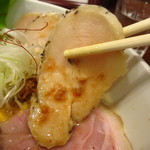 暁 製麺 - 鶏ムネ肉のレアチャーシュー