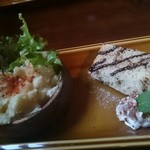 ブラウンモジョリズム - セットのデザートとサラダ