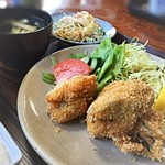 まるみ食堂 - カキフライ定食☆
      
      プリッとしててジューシー♫結構大粒で食べ応えあります！
      やっぱり、海の近くは美味しいねぇ~٩(๑´ڡ`๑)۶
      #カキフライ#ええ感じの食堂#海の幸に感謝