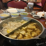 New Tien Tien Hotpot Restaurant - 2015年8月上旬。5人で食べた時の鍋です。