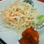 フルバリ - ランチの前菜（手羽先のから揚げ(?)）とサラダ