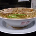 みずさわ屋 - 昨年から丼の下に皿が敷かれるようになっています。