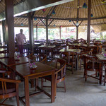 Cafe Lotus - 広い店内は100席以上あり、席の予約はコンピュータ管理されている。