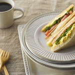 BLOSSOM & BOUQUET - 料理写真:海老カツと具だくさんのサンドイッチ