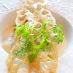 スカイレストラン634 - ランチコース 7128円 の真鯛のポワレ 蓮根のパイ添え 野菜とイカ、アサリ、タコのクリームソース