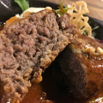 オハコルテベーカリー - ハンバーグの断面、肉がぎっしり