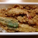 天ぷら　松島 - 天丼弁当（500円）海老（小）、いかかき揚げ、きす、ピーマン